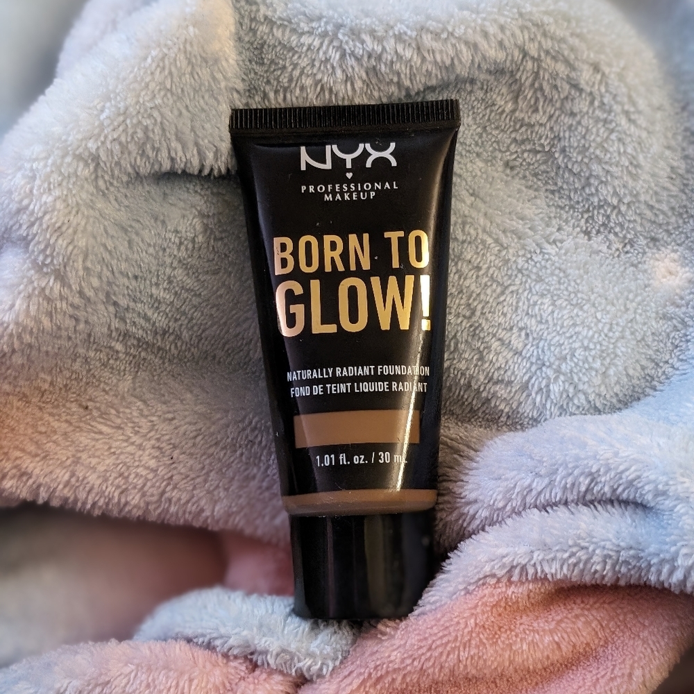 Nyx born to glow foundation